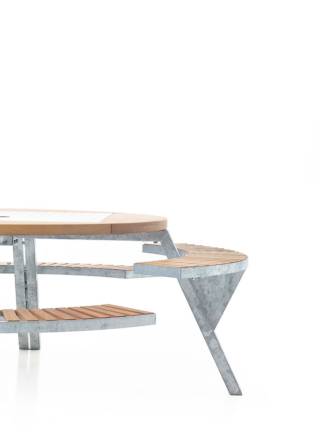 Gros plan studio de la table Gargantua montrant le banc incurvé dans une troisième position d'ajustement sur un fond gris clair.