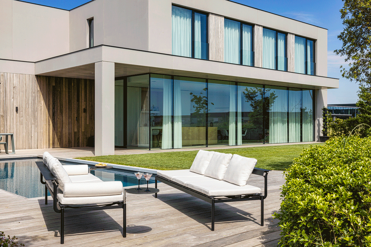 Geanimeerd beeld van twee witte Sol + Luna loungestoelen naast het zwembad, met de rugleuning in beweging om de stoelen van bank naar ligstoel te transformeren.