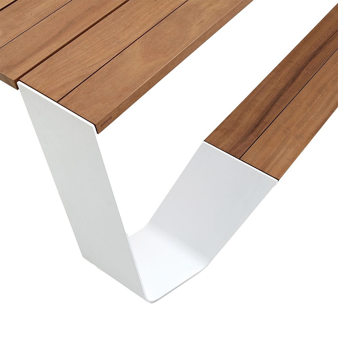 Gros plan sur une table en bois brun chaud et des lattes de canapé reliées par des pieds en métal blanc plié dans un design minimaliste.