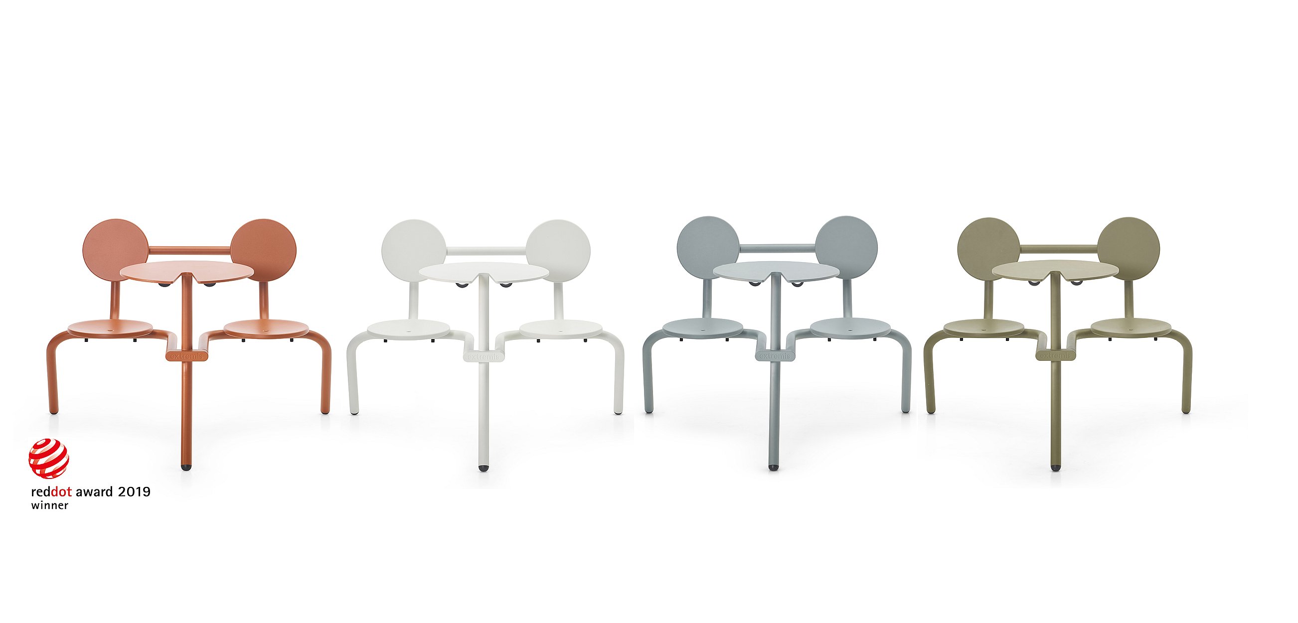 Quatre ensembles de chaises et tables Bistroo de couleurs différentes sont présentés dans une gamme de studios sur un fond gris clair, avec une marque du gagnant du Red Dot Award 2019 dans le coin.