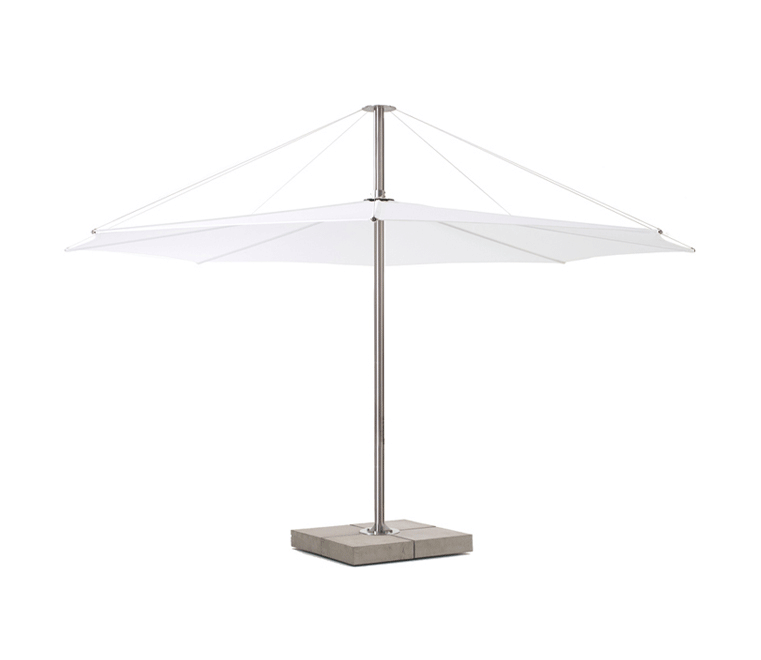 Extremis parasol exposé à l’extérieur, avec un canopy en tissu durable conçu pour résister à une exposition toute l’année.