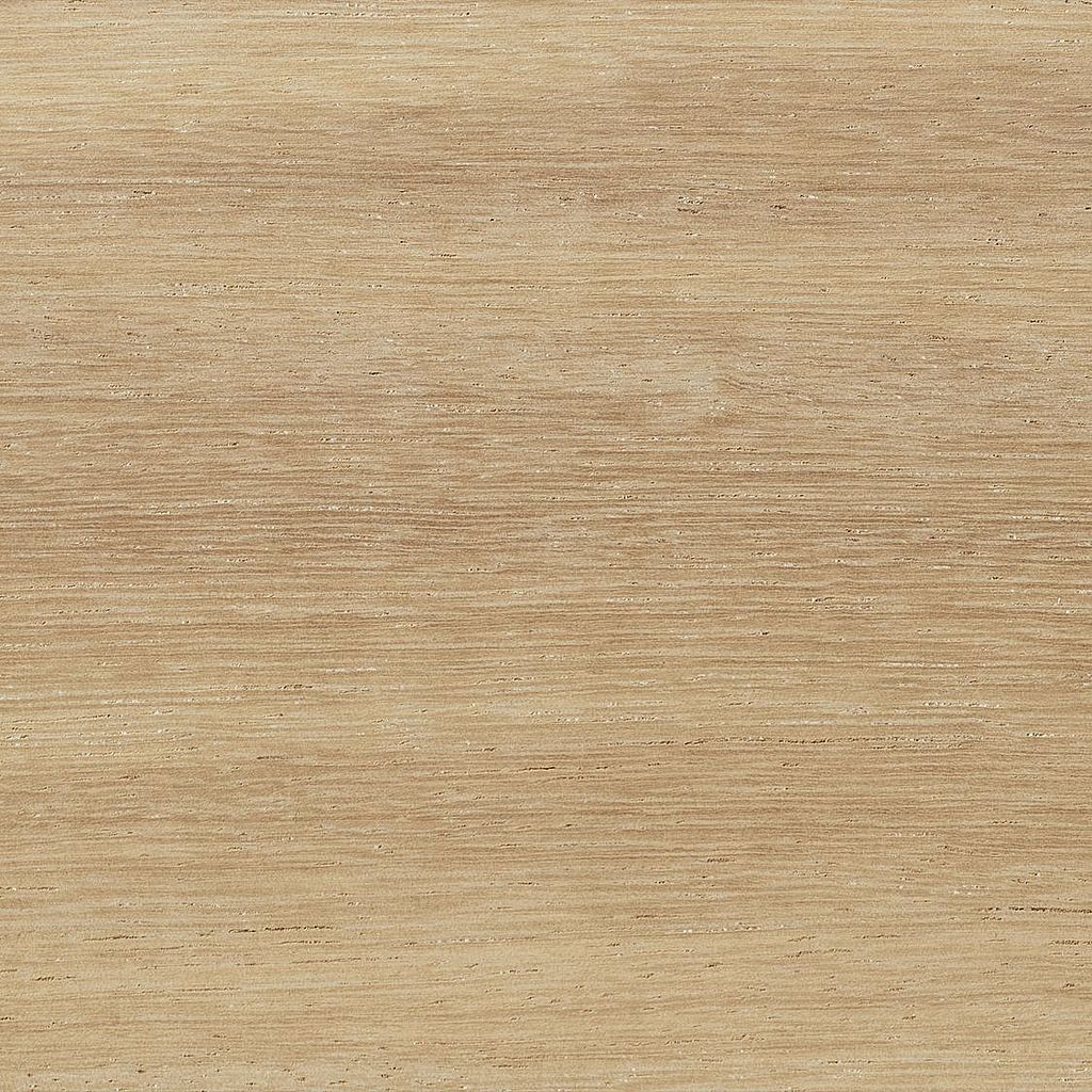 Full-frame monster van licht goudbeige Iroko hardhout met subtiele lineaire nerf en een gladde, gelijkmatige textuur.