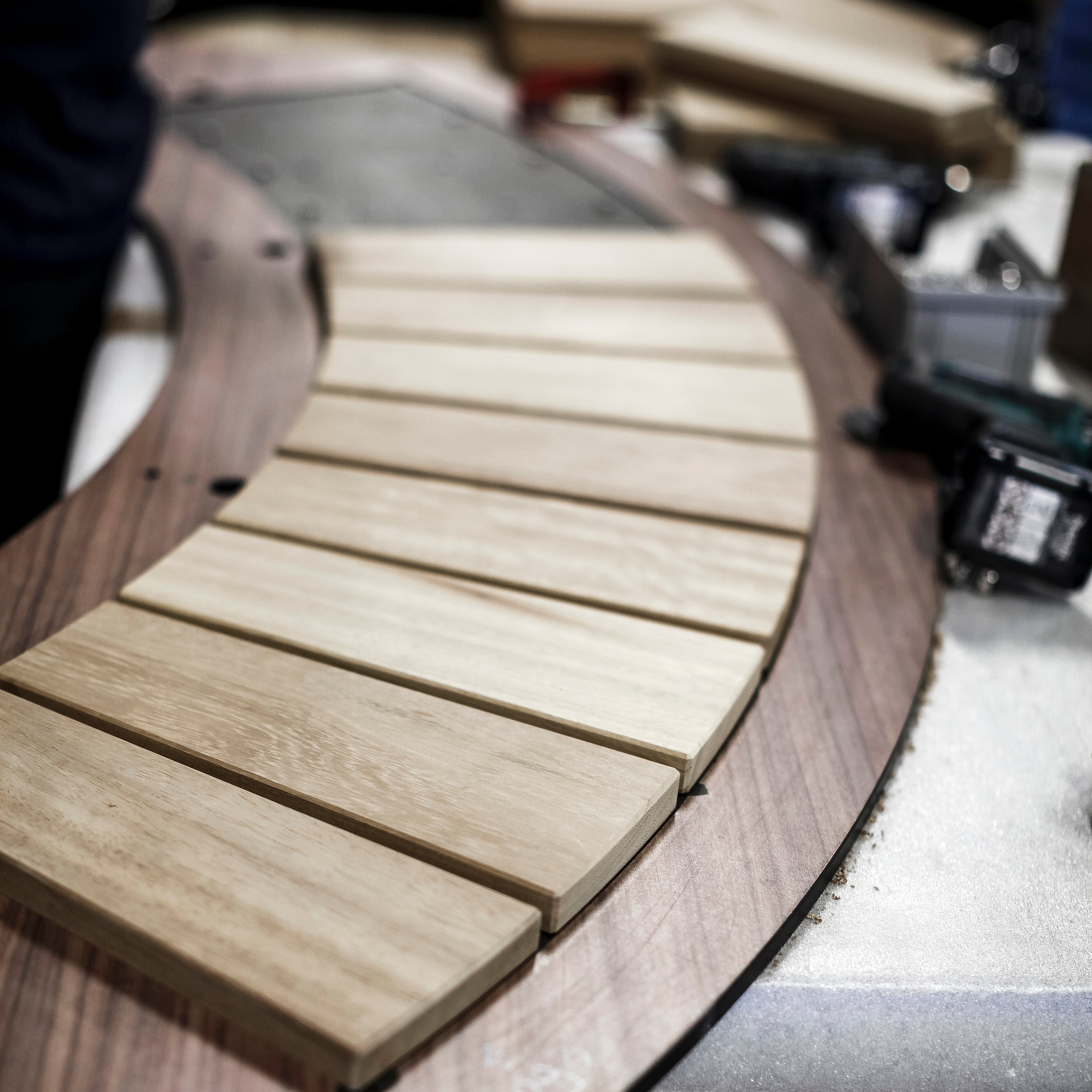 Surface du bois montrée en gros plan, mettant l’accent sur l’aspect et la texture honnêtes et non traités du bois naturel.