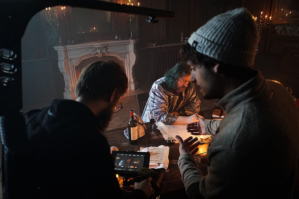 Foto hinter den Kulissen des AMAi-Startfilms mit Dirk Wynants, Extremis-Teammitgliedern und Mitarbeitern der Besetzung.