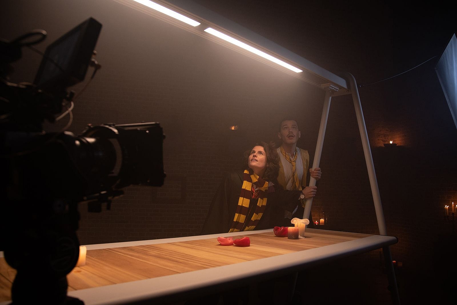 Standbild aus der AMAi-Filmproduktion oder Filmpannen, das Mitglieder der Besetzung während der spielerischen Dreharbeiten zum digitalen Launch-Film zeigt.