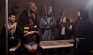 Zusätzliche Standbilder hinter den Kulissen der AMAi-Filmproduktion, die den filmischen und humorvollen Charakter des Starts einfangen.
