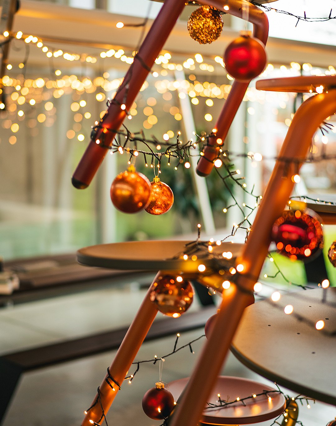 Verkleidete Virustische sorgen für gute Weihnachtsstimmung.