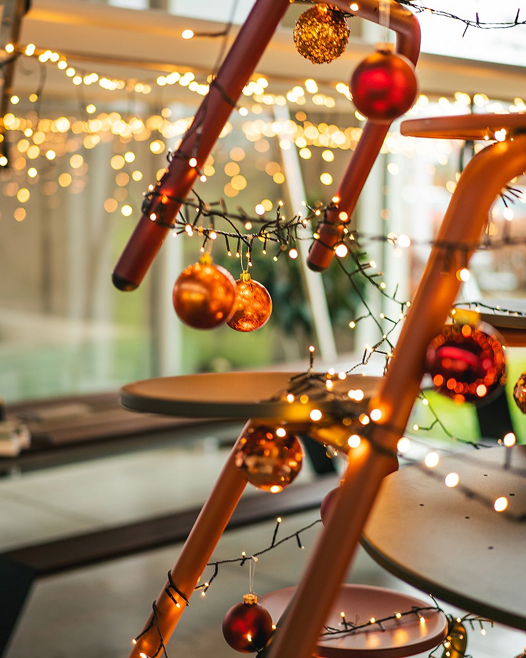 Verkleidete Virustische sorgen für gute Weihnachtsstimmung.