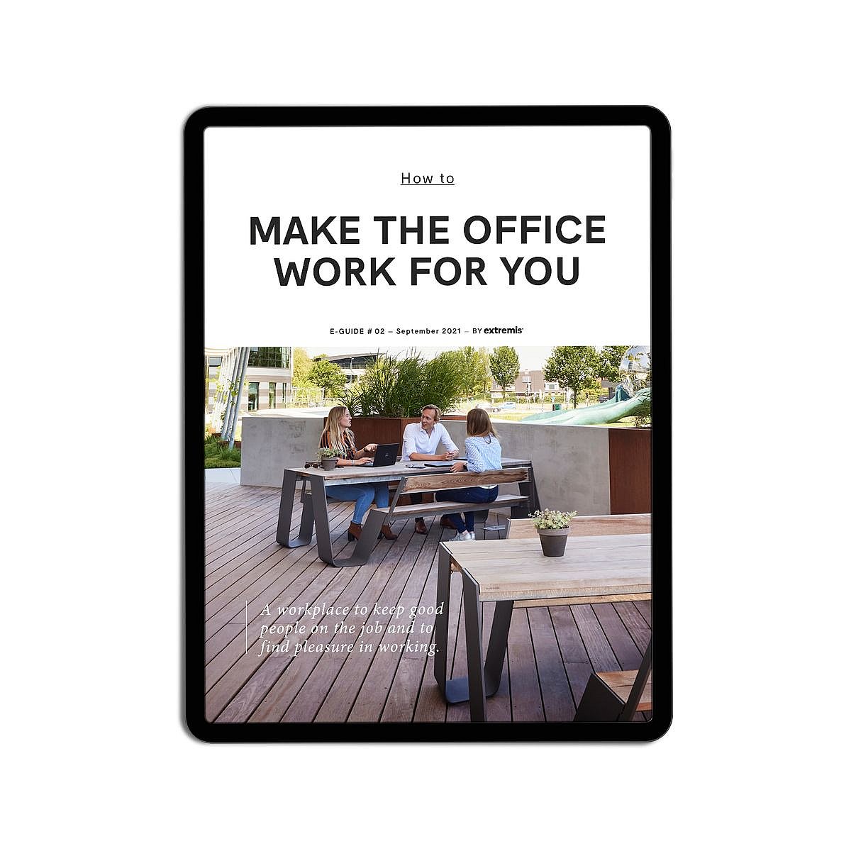 Maquette de tablette affichant la couverture du livre électronique How to Make the Office Work for You, mettant en vedette trois collègues assis à une table de travail extérieure sur une terrasse en bois.