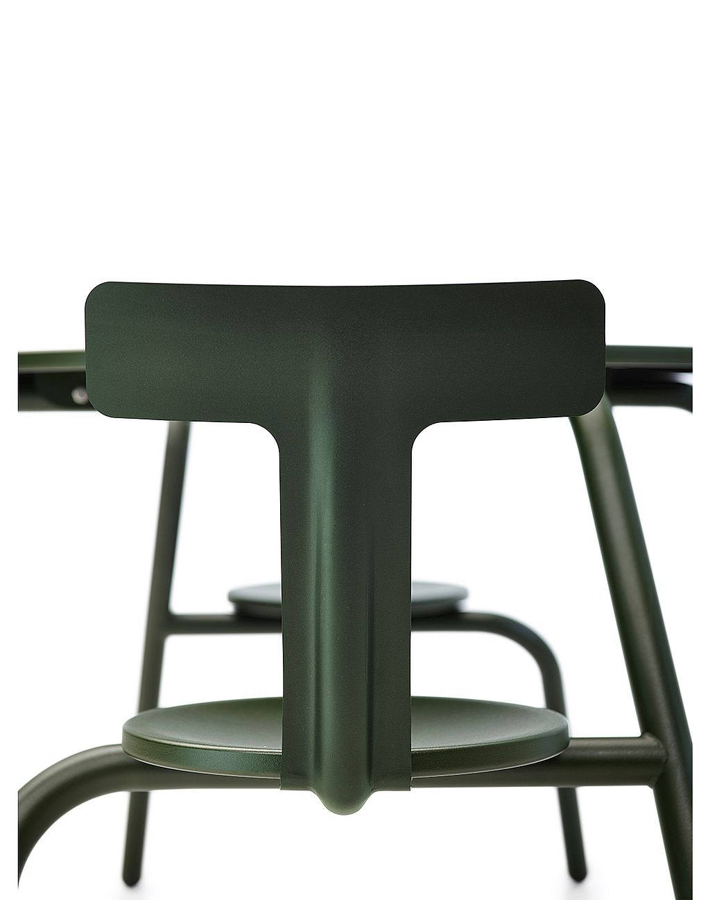 Gros plan avant d’une table Virus vert foncé montrant le support en forme de T sous la table, avec les sièges attachés et les pieds inclinés visibles derrière.