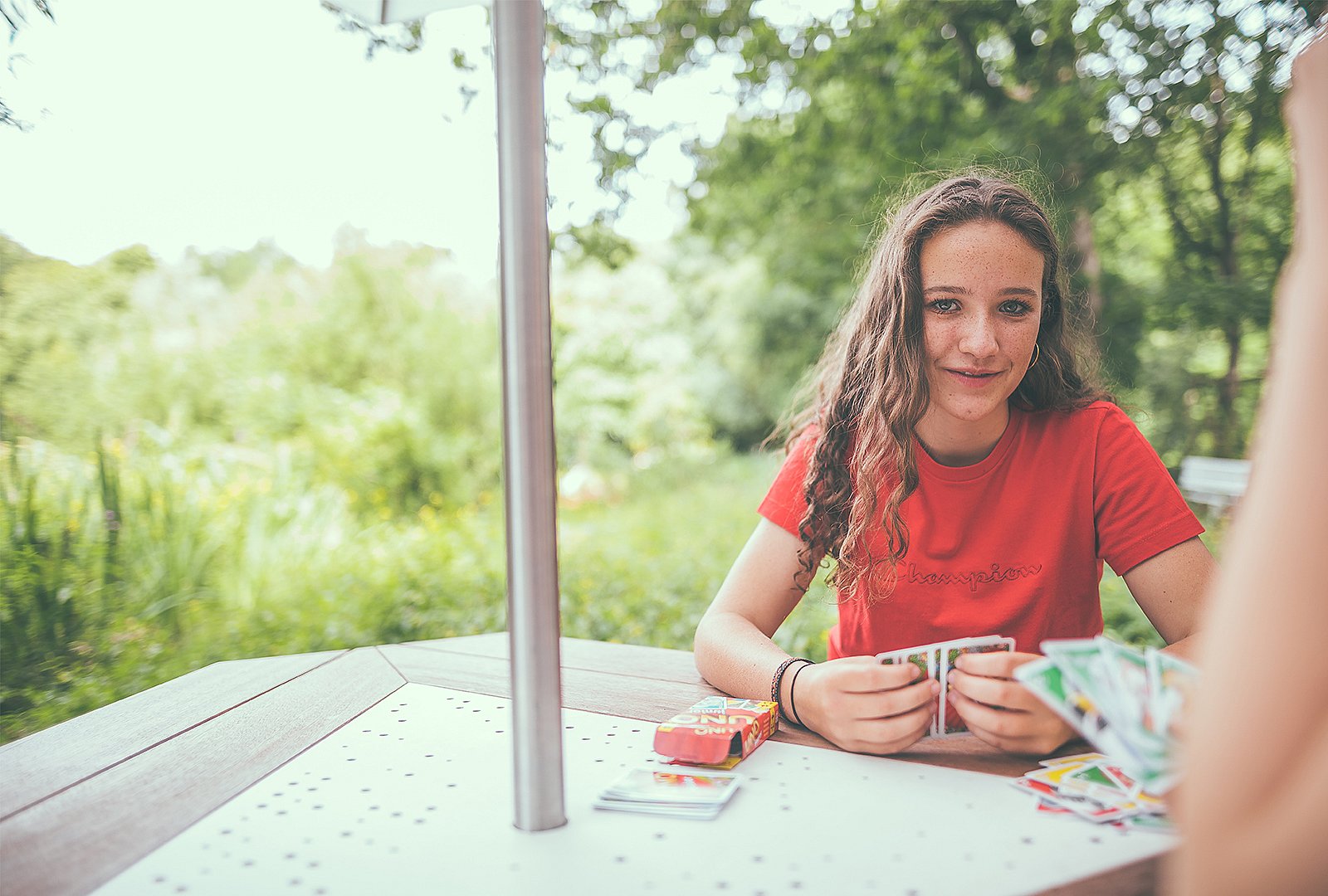 Gasten verzamelden zich rond de lange picknicktafel in de jachthaven om buiten te ontbijten en creëerden een gemeenschappelijke ontmoetingsplaats tussen de kleine huisjes.