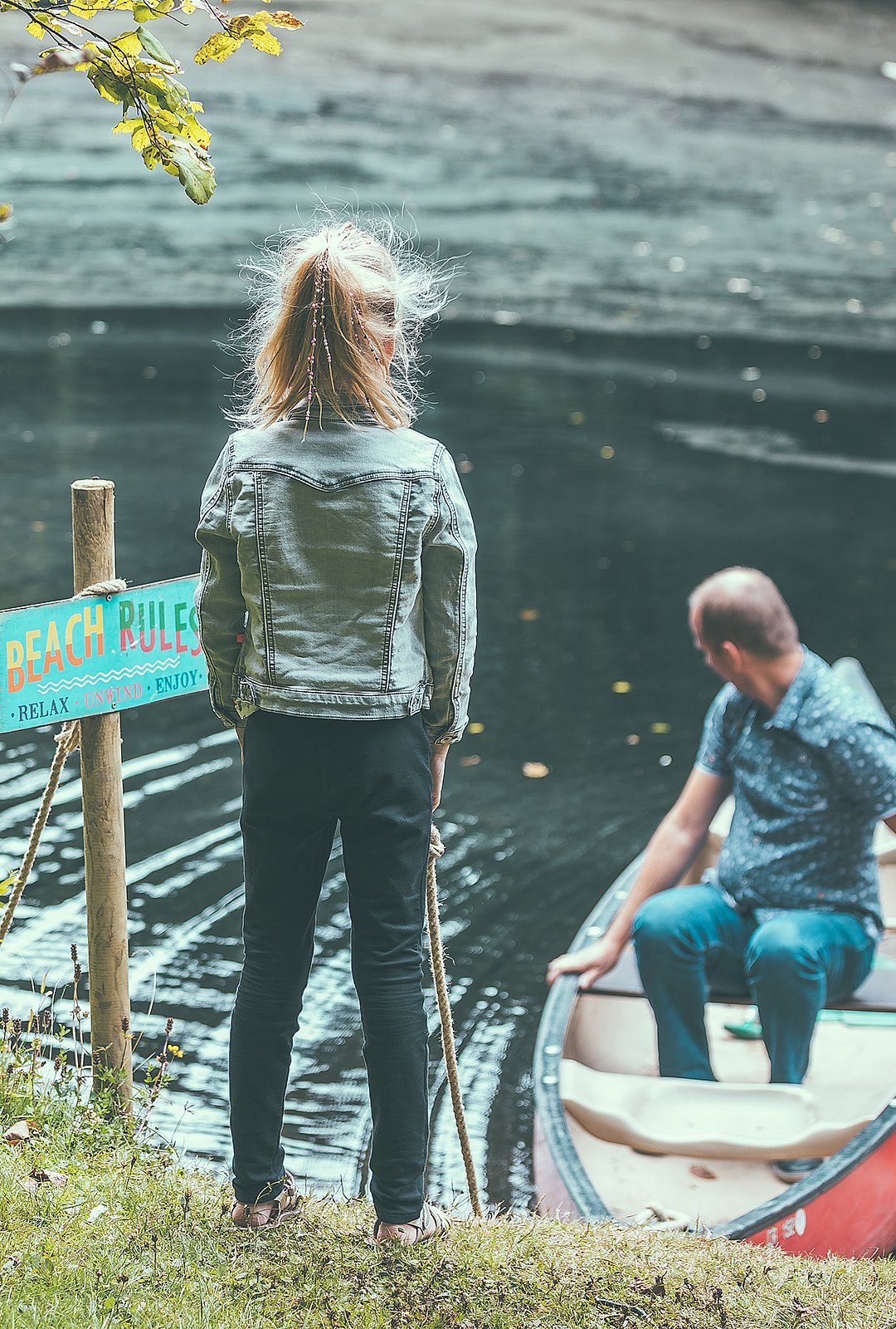Persoon kanoën door een rustige, natuurlijke omgeving, suggereert avontuur in de buitenlucht en onderdompeling in de natuur tijdens de Paradise-ervaring.