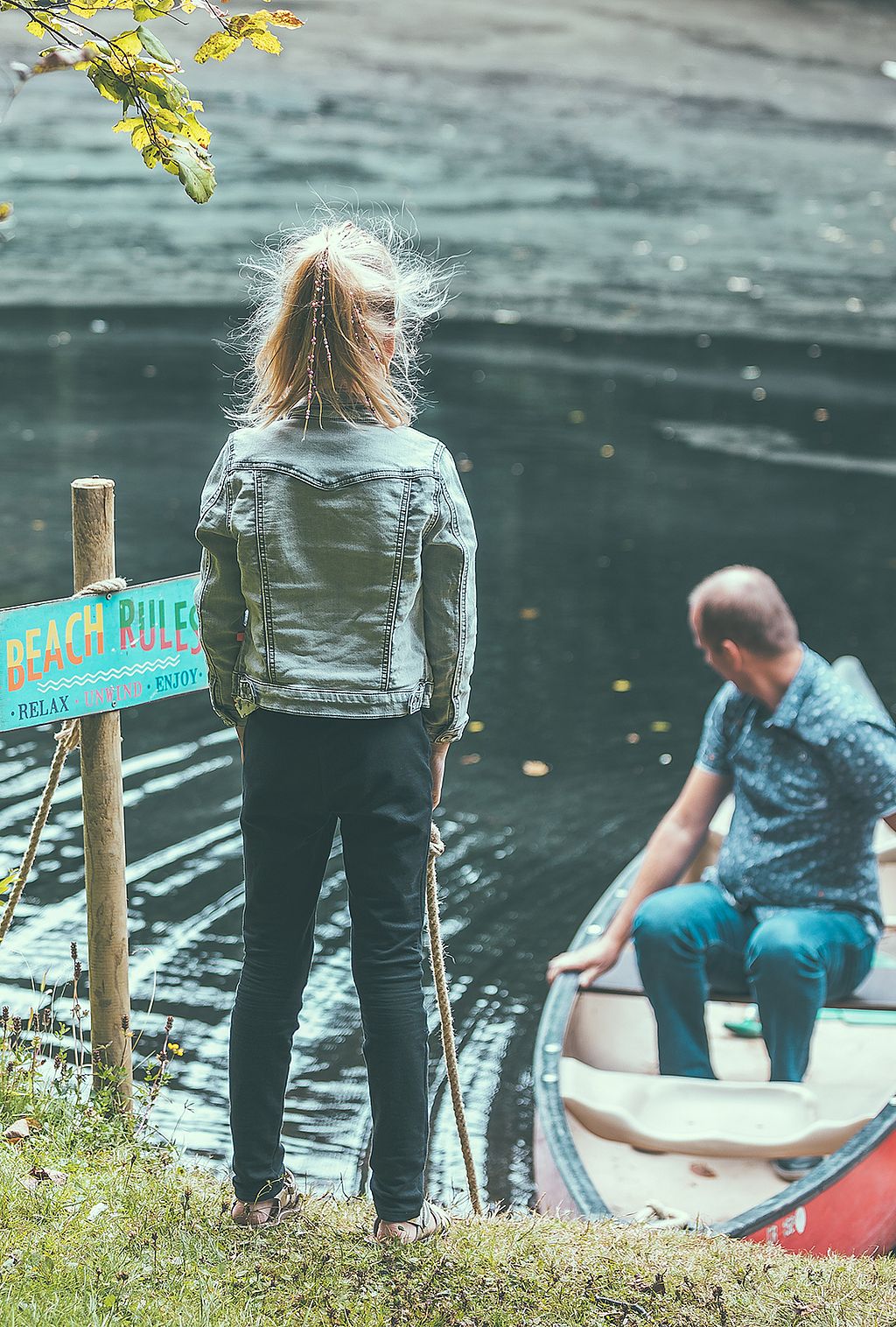 Persoon kanoën door een rustige, natuurlijke omgeving, suggereert avontuur in de buitenlucht en onderdompeling in de natuur tijdens de Paradise-ervaring.