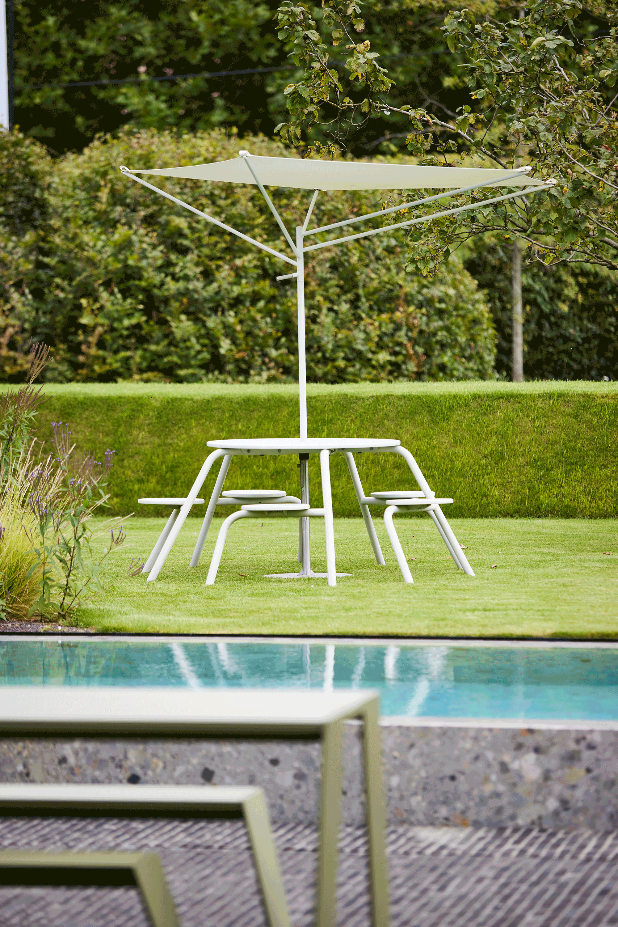 Animated graphic related to Virus and Acacia outdoor workspace furniture. I could not render the GIF directly, so this is based on the file name and its placement in the story.