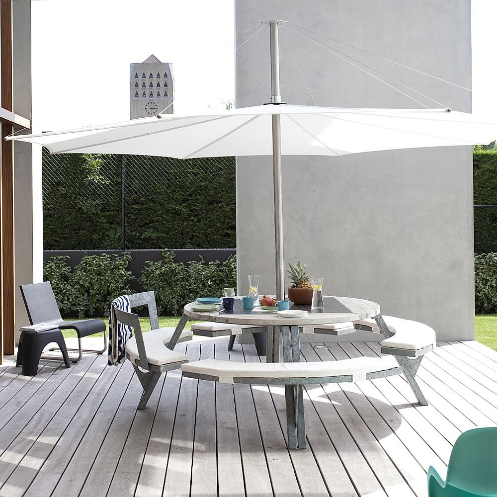 La table gargantua, bien installée sur une terrasse dans l’ombre à cause des grandes ombres qui la couvrent.