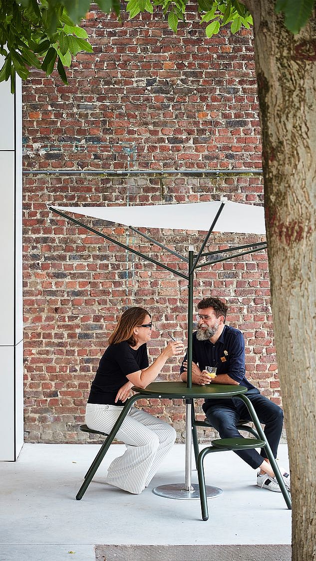Table de virus chez optiek Porteman avec une teinte acacia couvrant les propriétaires du soleil.