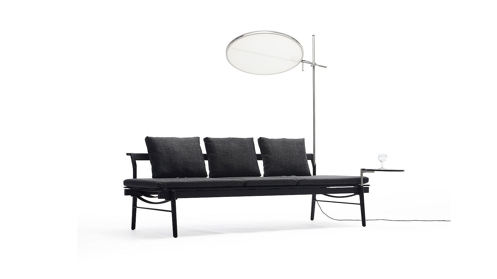 Sol+Luna canapé-lit extérieur en beige plage, présenté avec des coussins dans un coloris neutre clair