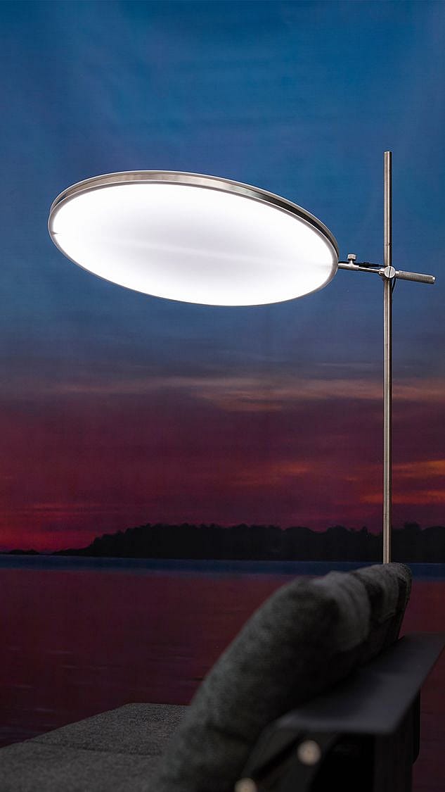 Lampe Sol & Luna par temps crépusculaire.