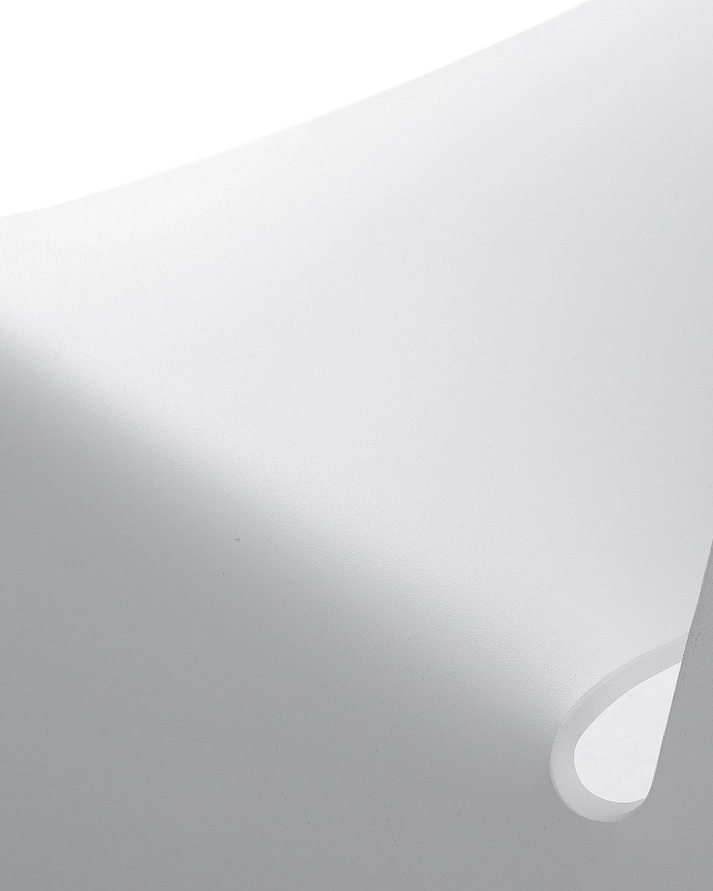 Nahaufnahme einer weiß gefalteten Picnik-Oberfläche aus Aluminium mit einer weichen, gebogenen Kante und einem tropfenförmigen Ausschnitt, der die skulpturale Einfachheit des Picnik-Designs hervorhebt.