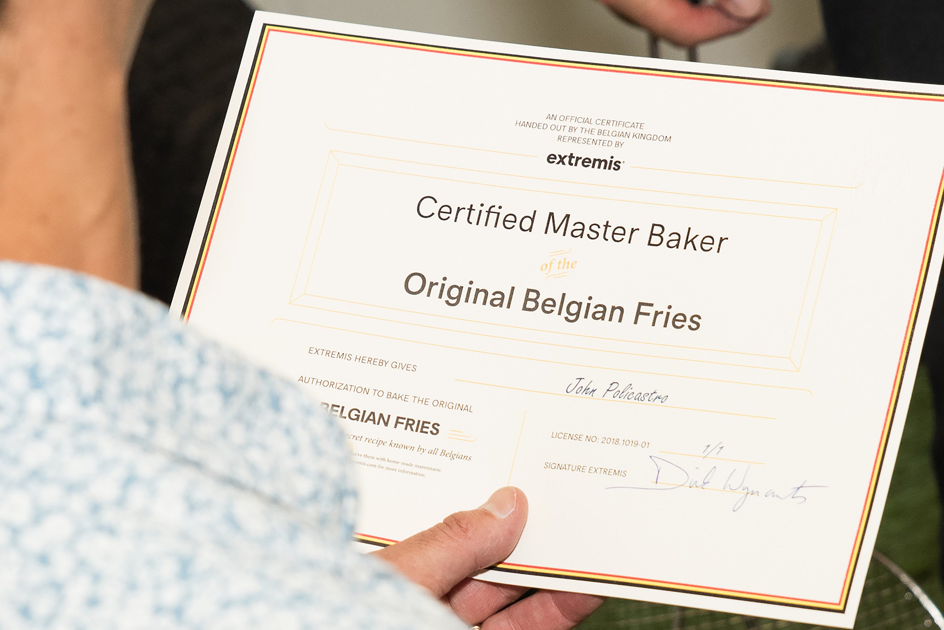 Une sorte de diplôme avec « maître boulanger certifié » de frites belges originales dessus.