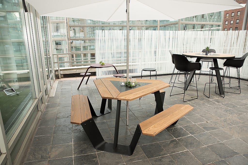 Photo de fête supplémentaire montrant la terrasse du showroom Steelcase activée avec des meubles Extremis.