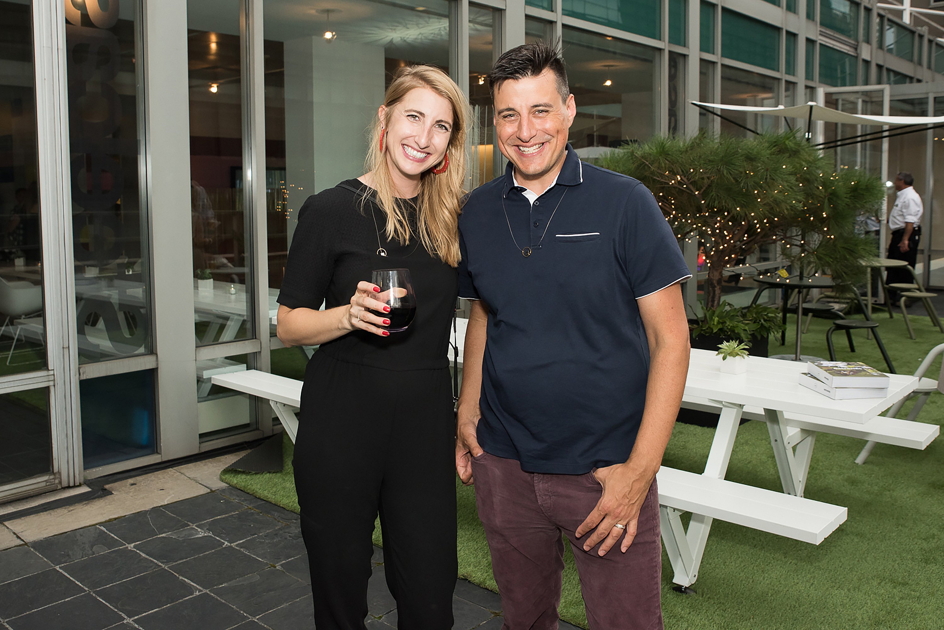 Les invités se sont rassemblés autour des meubles Extremis lors de la soirée de lancement à New York, testant les pièces dans un cadre détendu sur le toit.
