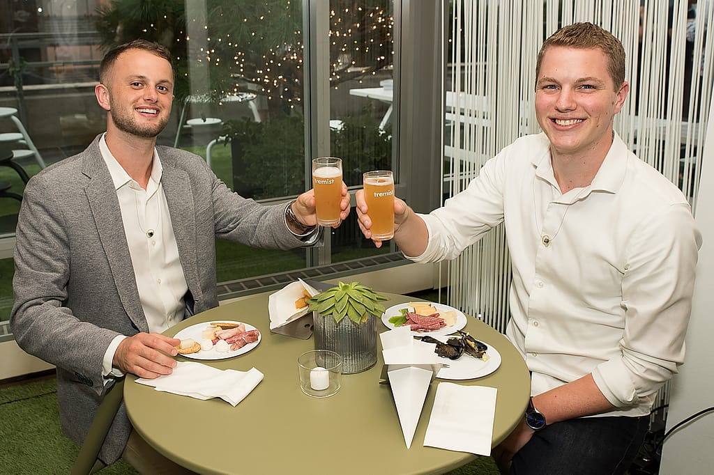 Les invités se sont rassemblés autour des meubles Extremis lors de la soirée de lancement à New York, testant les pièces dans un cadre détendu sur le toit.