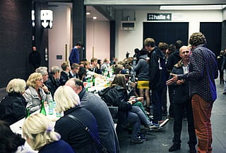 Image supplémentaire en arrière-plan liée au transport ou à l’assemblage de la plus longue table en Belgique ; la scène exacte n’a pas pu être vérifiée depuis l’aperçu de la page.