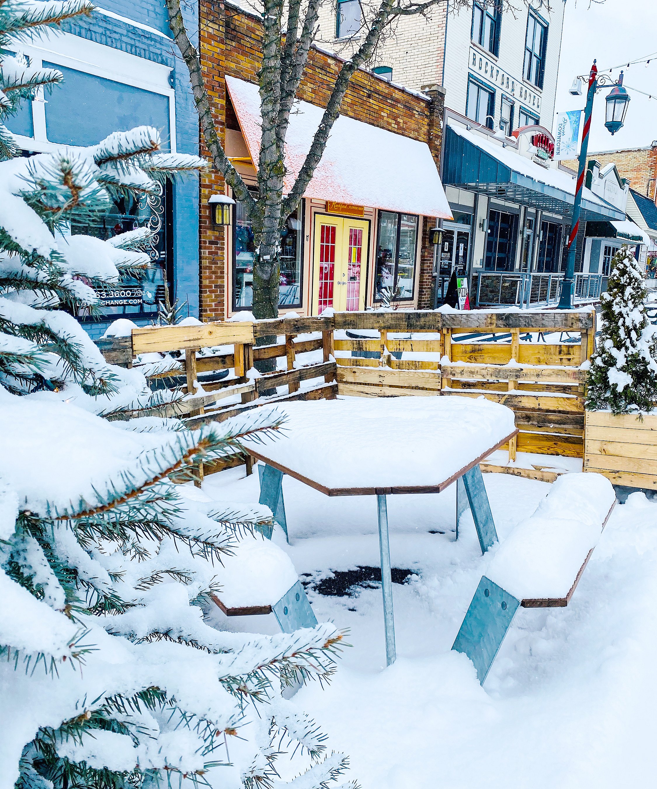 Der Winterblick auf die Hauptstraße von Rockford verwandelte sich in einen festlichen Treffpunkt für Fußgänger mit Sitzgelegenheiten im Freien, Feuerstellen, Lichterketten und Schnee.