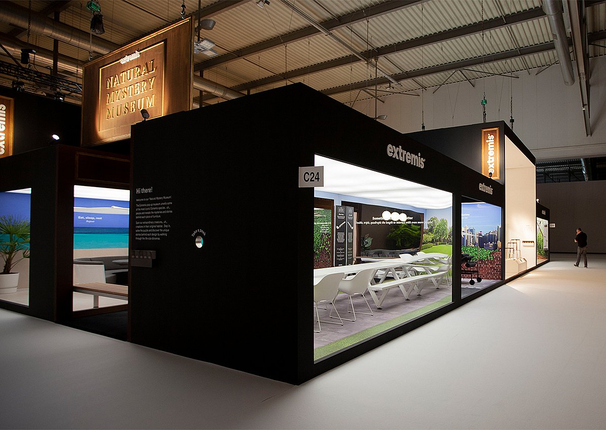 Vue d’ensemble du musée Extremis « Natural Mistery » qui se trouve au Salone del Mobile et présente l’exposition comme un musée éphémère pour les types de meubles.