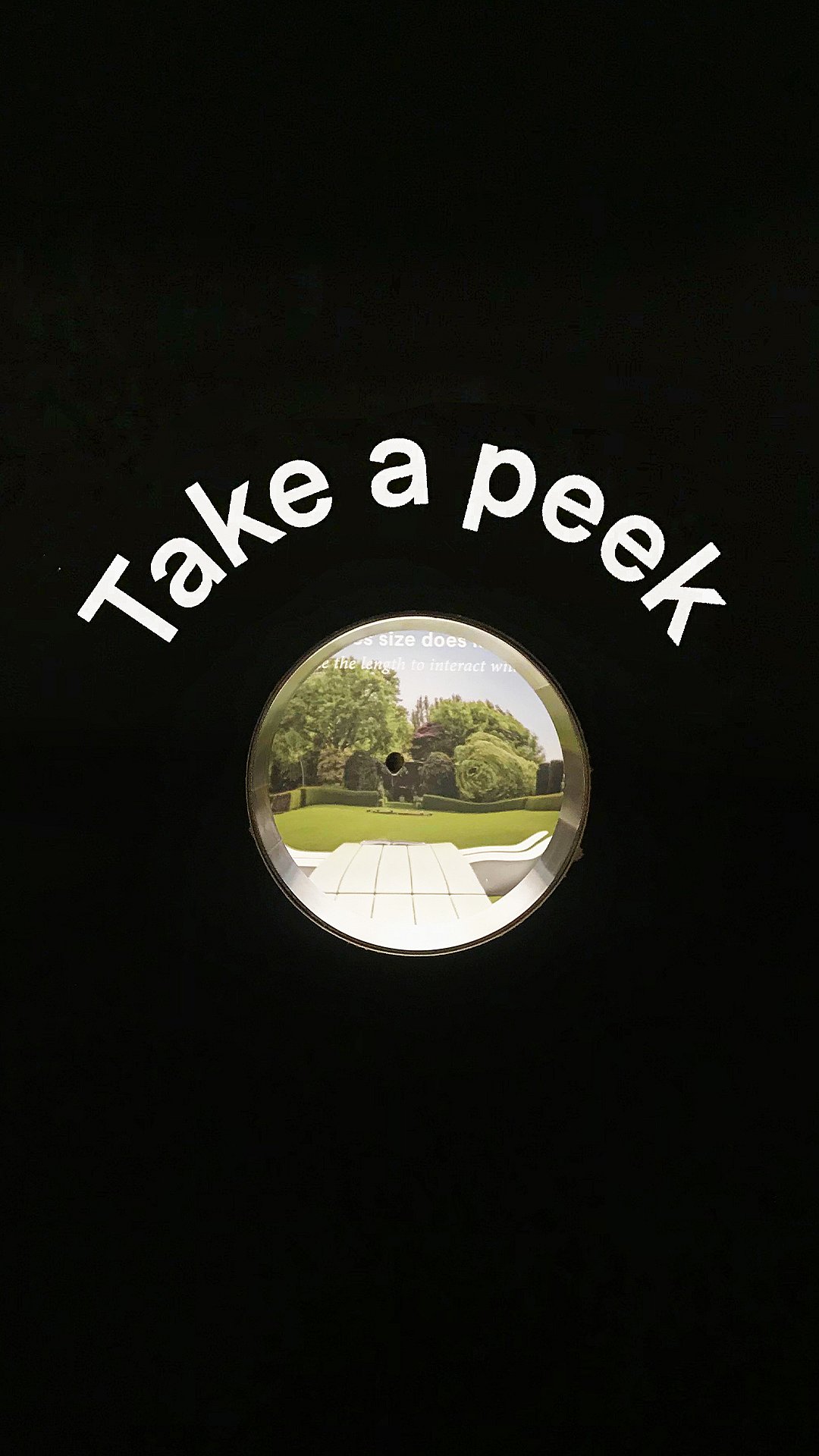 Vue d’exposition de style musée présentant les meubles Extremis dans un environnement immersif et mis en scène, conçu pour révéler des fonctions et des histoires cachées.