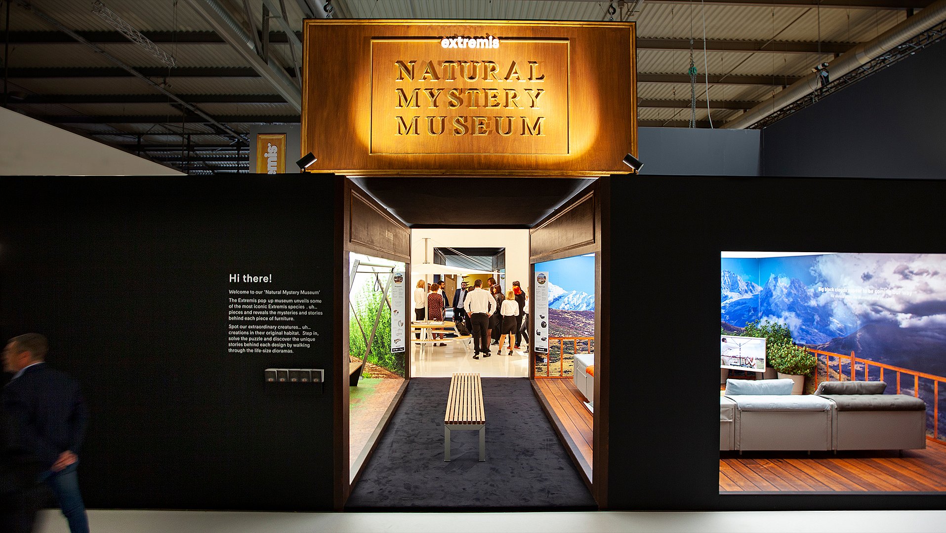 Scène muséale atmosphérique liée à l’idée d’explorer un habitat naturel pour découvrir ce qui est inconnu.