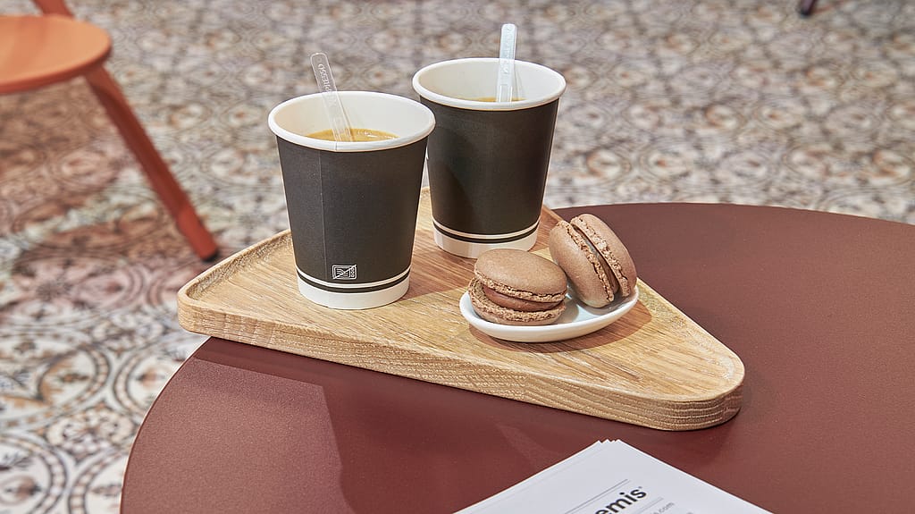 Scène supplémentaire de Bistroo à l’intérieur du stand, montrant des sièges compacts de style café intégrés dans le concept inspiré du restaurant de l’exposition.