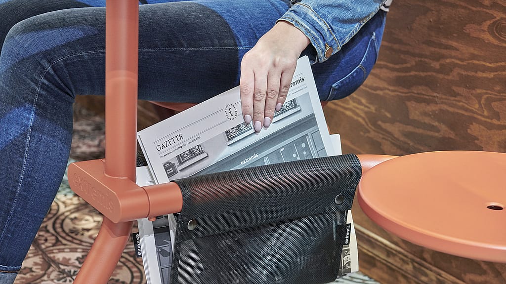 Le journal d’extremis est placé sur la table du bistroo par une femme.