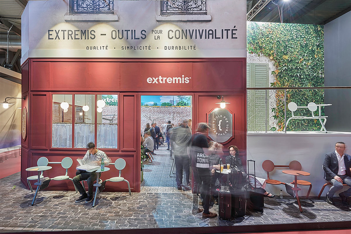 Scène supplémentaire de Bistroo à l’intérieur du stand, montrant des sièges compacts de style café intégrés dans le concept inspiré du restaurant de l’exposition.