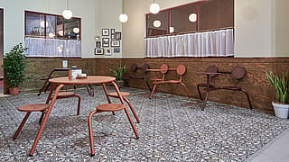 Image générale de l’ambiance du stand du Salone del Mobile, capturant le cadre animé du salon et la présentation inspirée par les cafés des meubles Extremis.