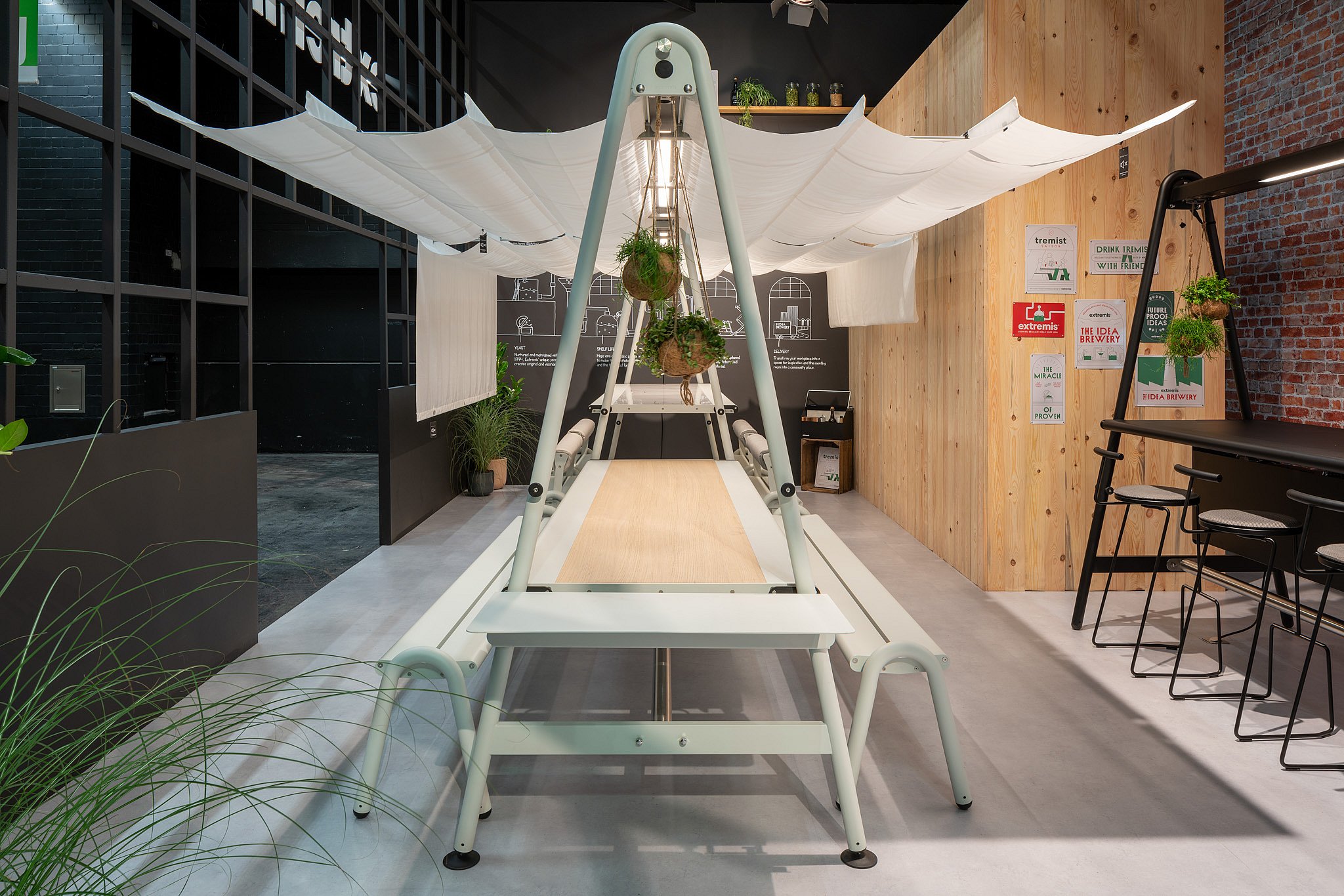 Photo de la table AMAi blanche avec ses stores ouverts.