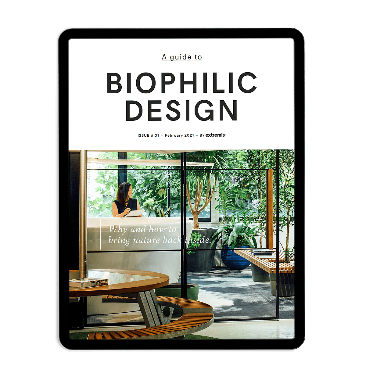 Maquette de tablette affichant la couverture de A guide to Biophilic Design, avec une scène luxuriante intérieur-extérieur pleine de plantes visibles à travers des portes vitrées et des meubles en bois arrondis au premier plan.