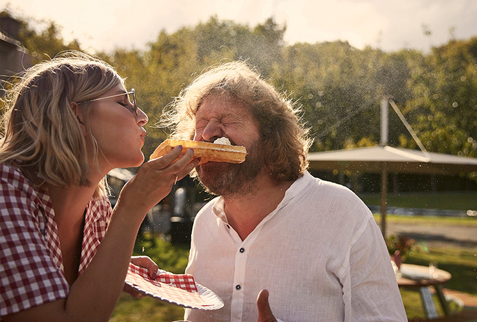 Zusätzliches Jubiläumsbild von Dirk, der eine Brüsseler Waffel genießt.