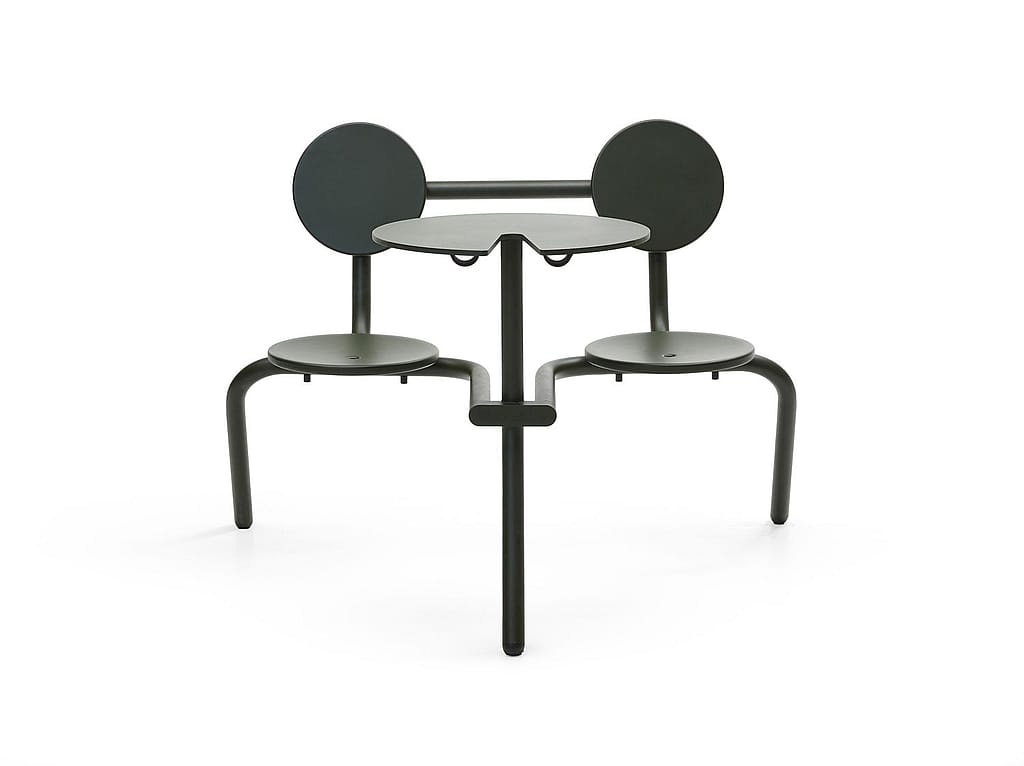 Compacte donkergroene Bistroo set met twee ronde zitjes, ronde rugleuningen en een klein rond tafeltje op een effen witte achtergrond.