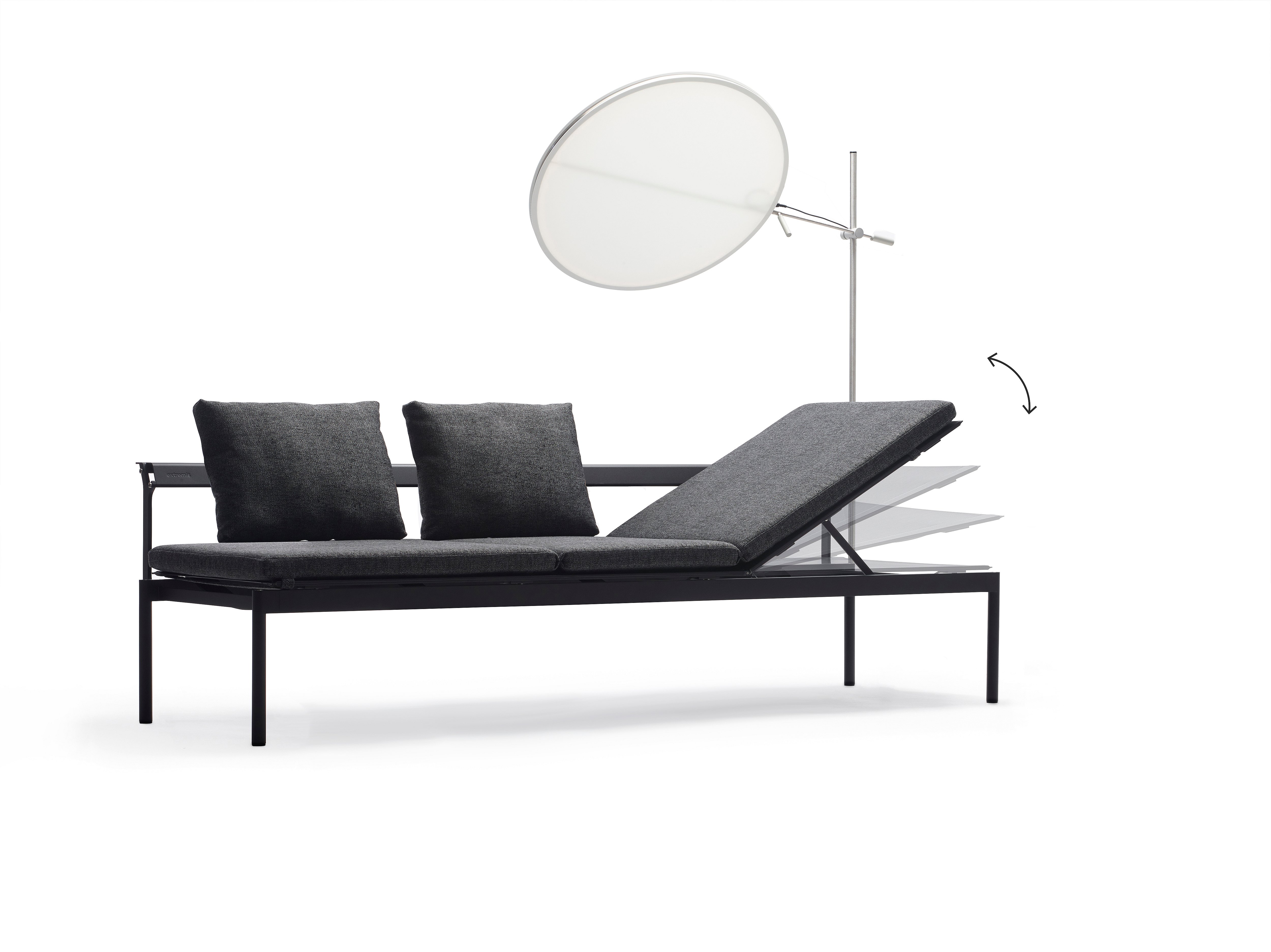   Donkergrijze Sol+Luna loungebank met twee kussens, een verstelbare rugleuning en een rond wit zonnescherm op een effen studioachtergrond.