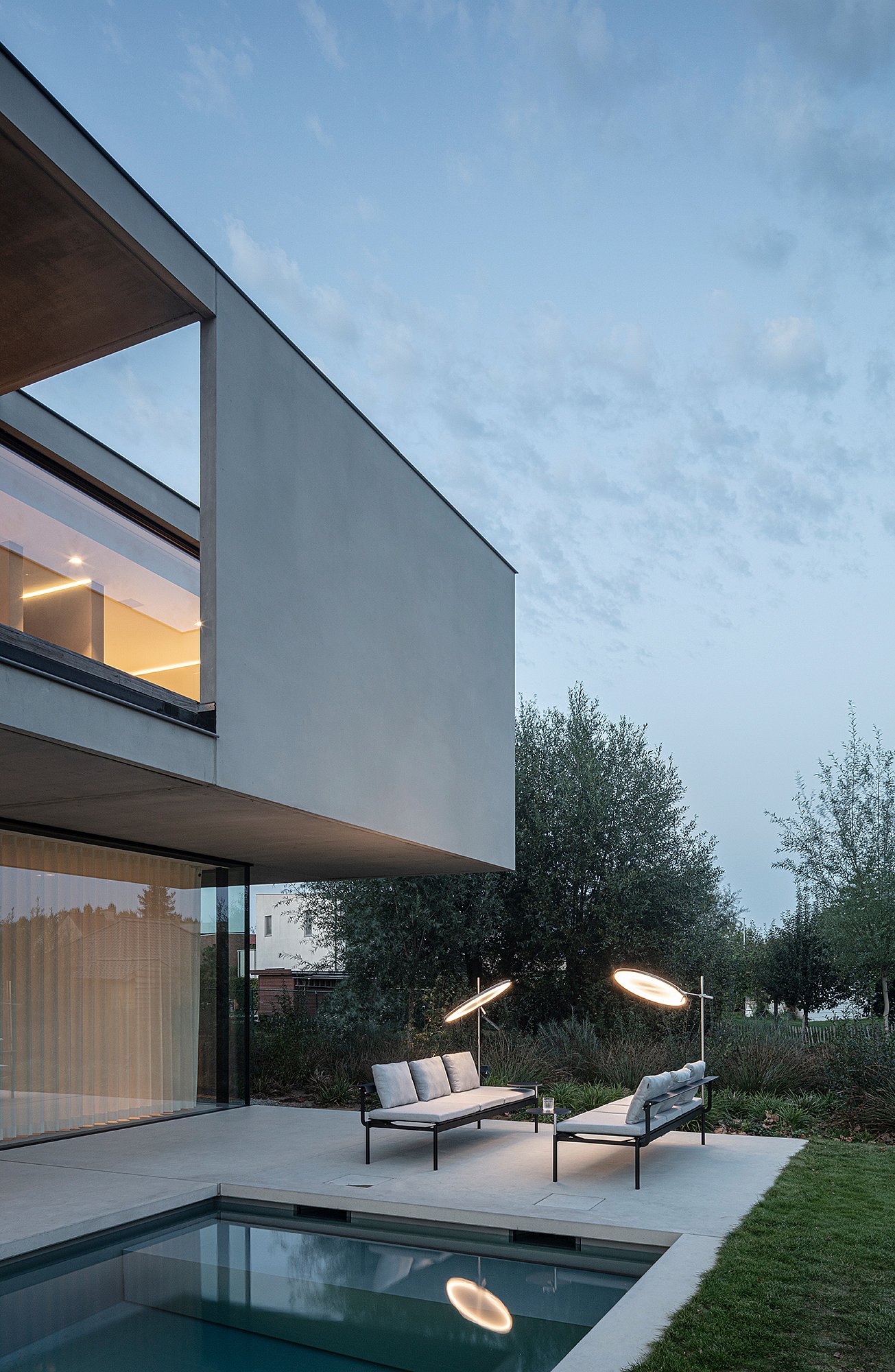 Sol+Luna lounger fitted with its compact plug-in sunshade, combining reclining comfort with targeted shade.