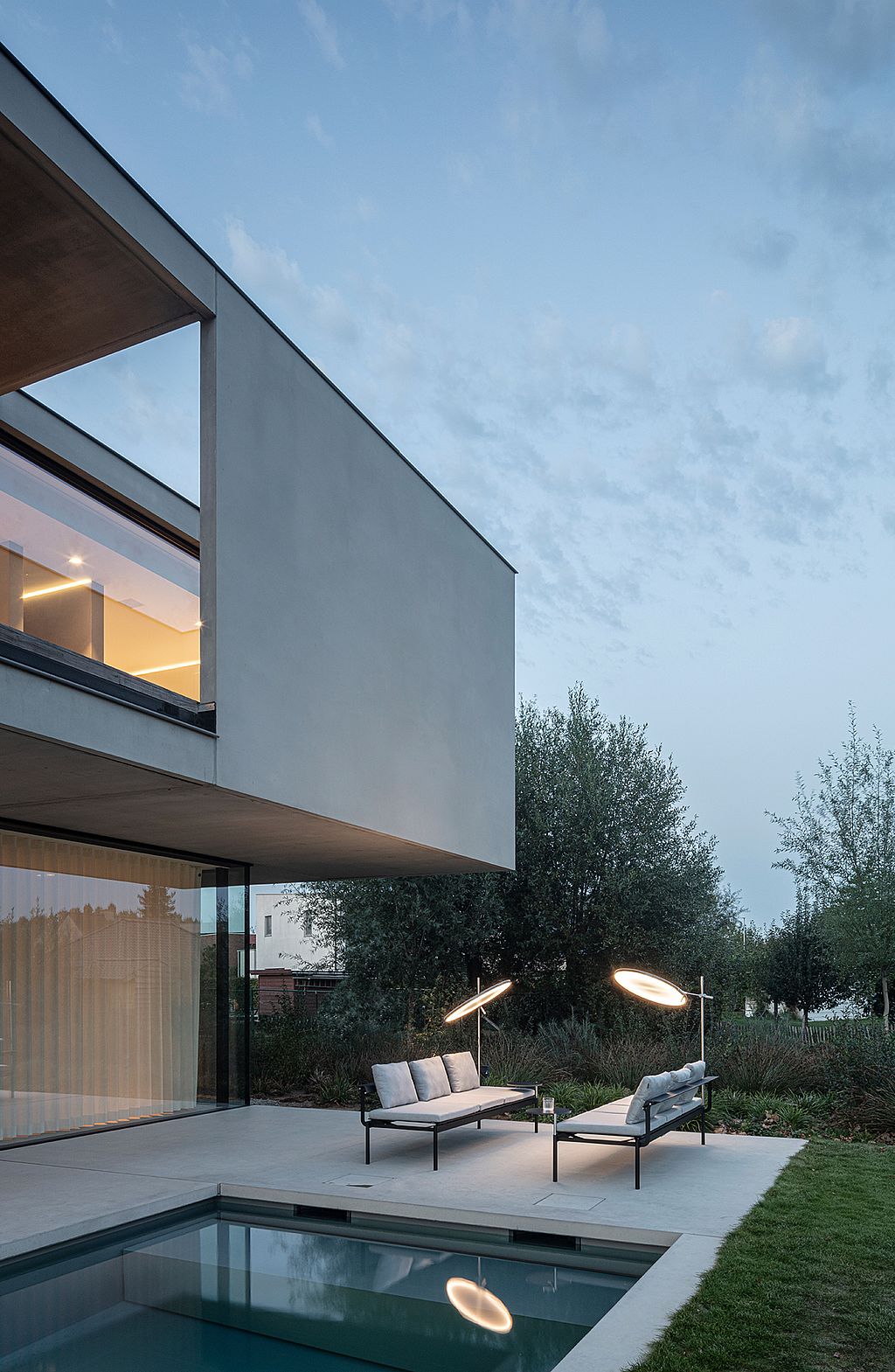 Sol+Luna lounger fitted with its compact plug-in sunshade, combining reclining comfort with targeted shade.