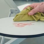 Nahaufnahme einer HPL-Tischplatte, die die glatte und strapazierfähige Oberfläche der Extremis-Gartenmöbel hervorhebt.