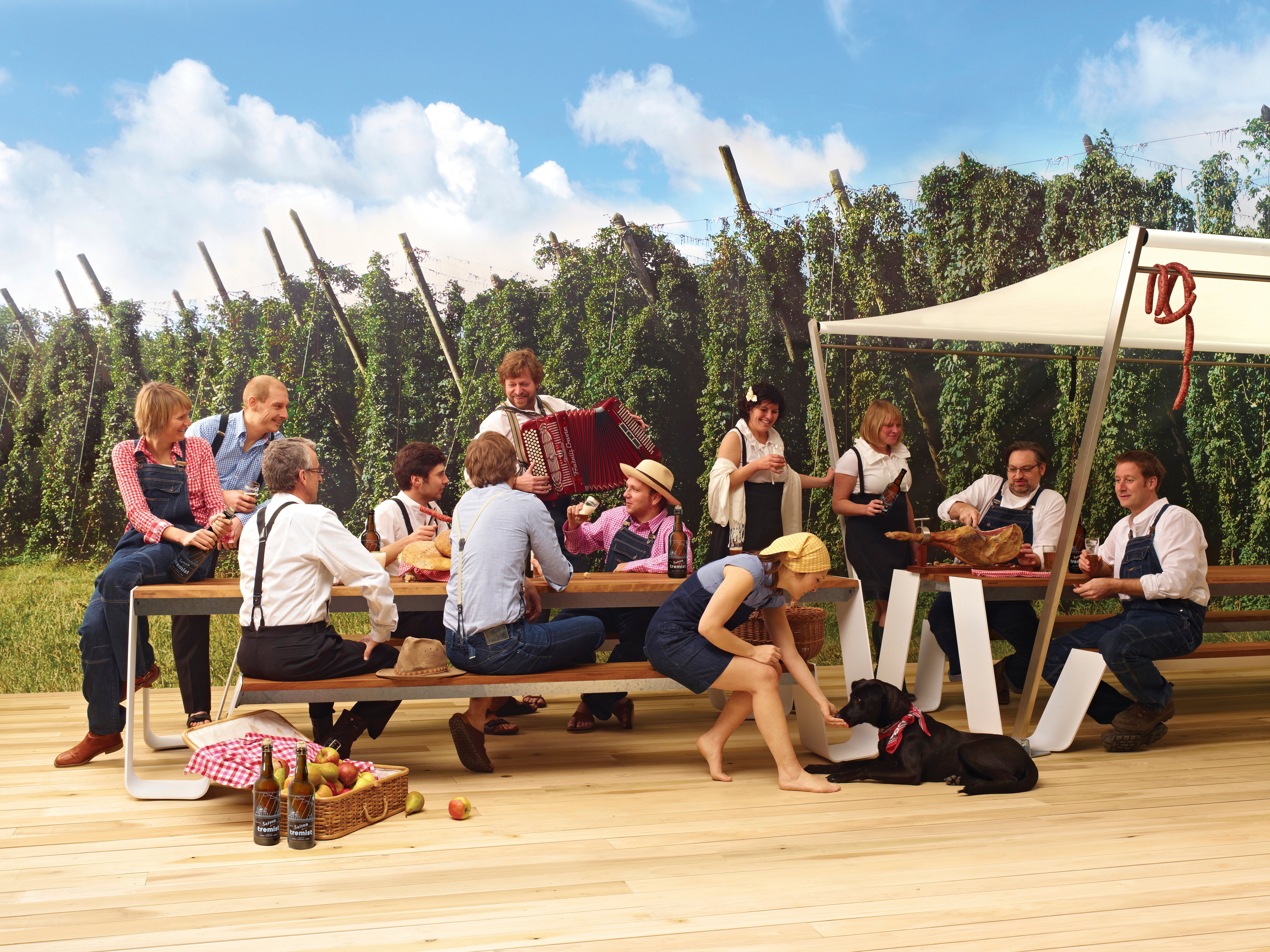 Kampagnenbild von Hopper, dem stromlinienförmigen Picknicktisch mit abgesenkten Einstiegspunkten für den Zugang.