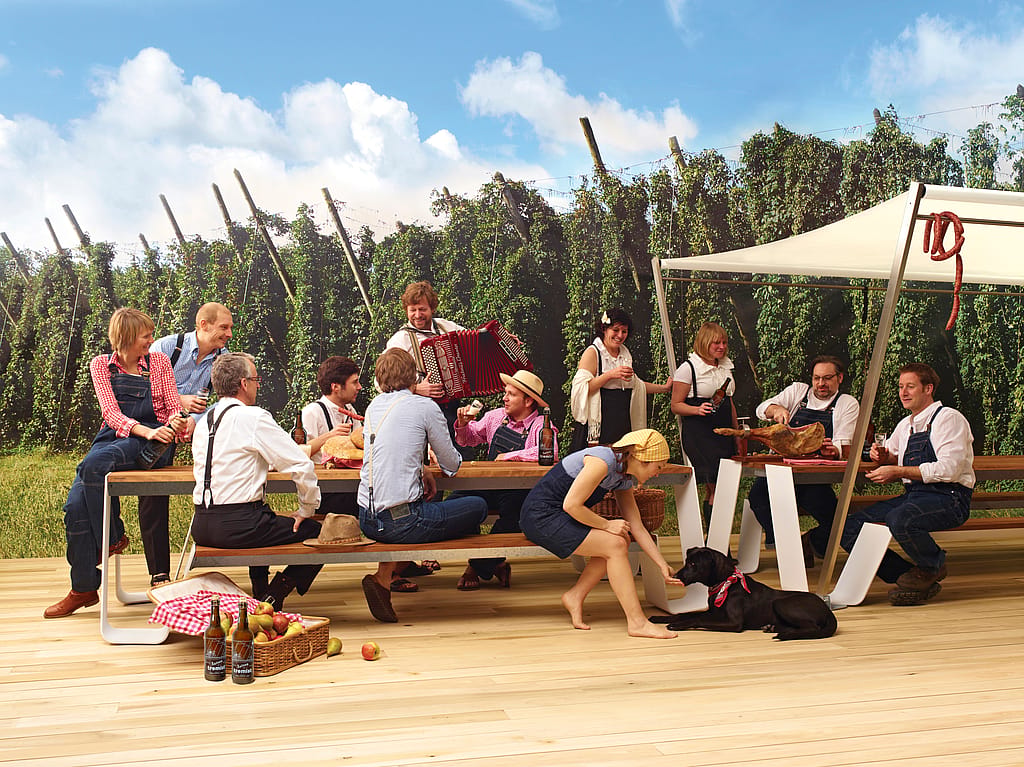 Kampagnenbild von Hopper, dem stromlinienförmigen Picknicktisch mit abgesenkten Einstiegspunkten für den Zugang.