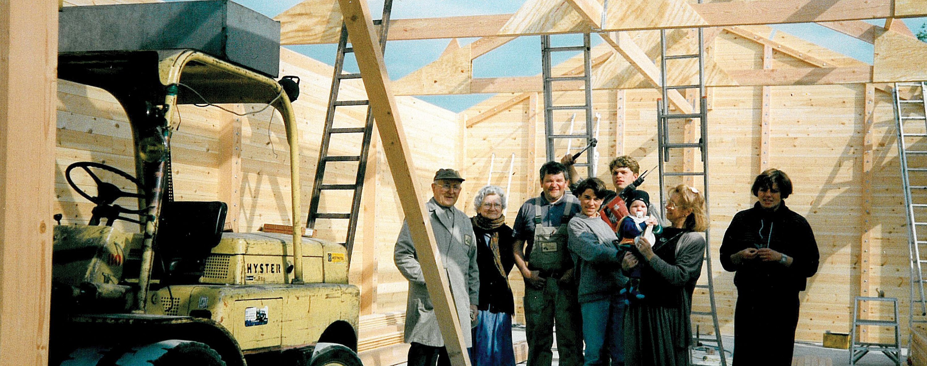 Holzscheune im ländlichen Westhoek, wo die ersten Extremis-Ideen und frühen Möbeldesigns aus Metall und Holz entwickelt wurden.