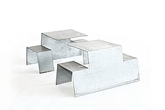 Bild von Picnik mit Schwerpunkt auf seiner gefalteten Aluminiumkonstruktion und seiner starren, aber komfortablen Form