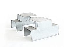 Bild von Picnik mit Schwerpunkt auf seiner gefalteten Aluminiumkonstruktion und seiner starren, aber komfortablen Form