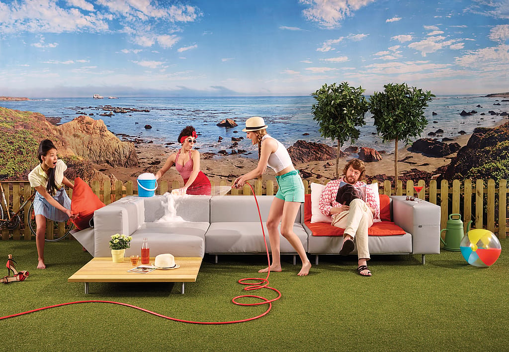 Bild des modularen Lounge-Sets Walrus mit Schwerpunkt auf bequemen Sitzgelegenheiten im Freien, die Wind und Regen standhalten.